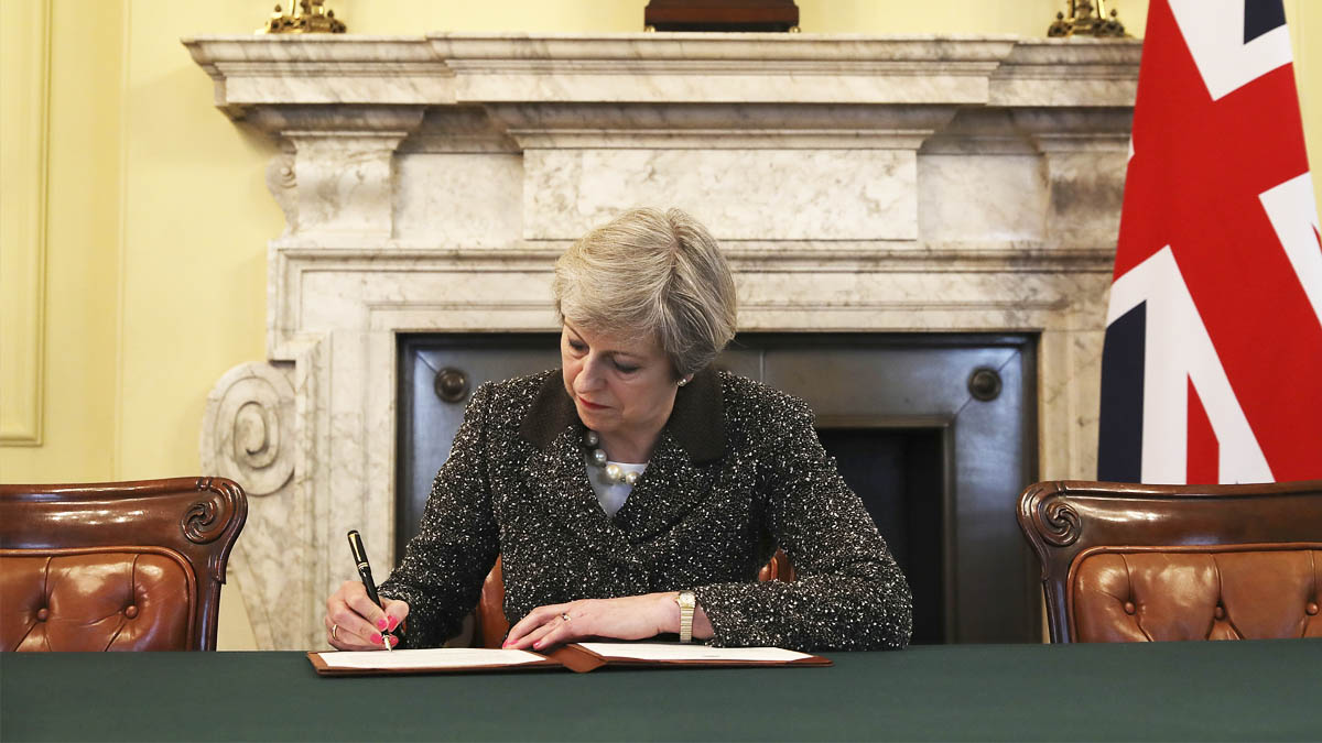Theresa May firma la carta que activa el Brexit (Foto: AFP)