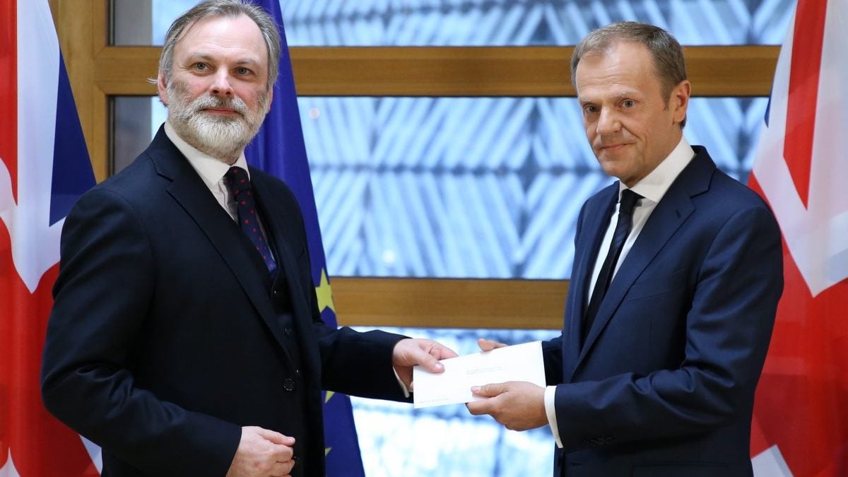 Donald Tusk recibiendo la carta de Theresa May para activar el ‘Brexit’ (Foto: Getty)