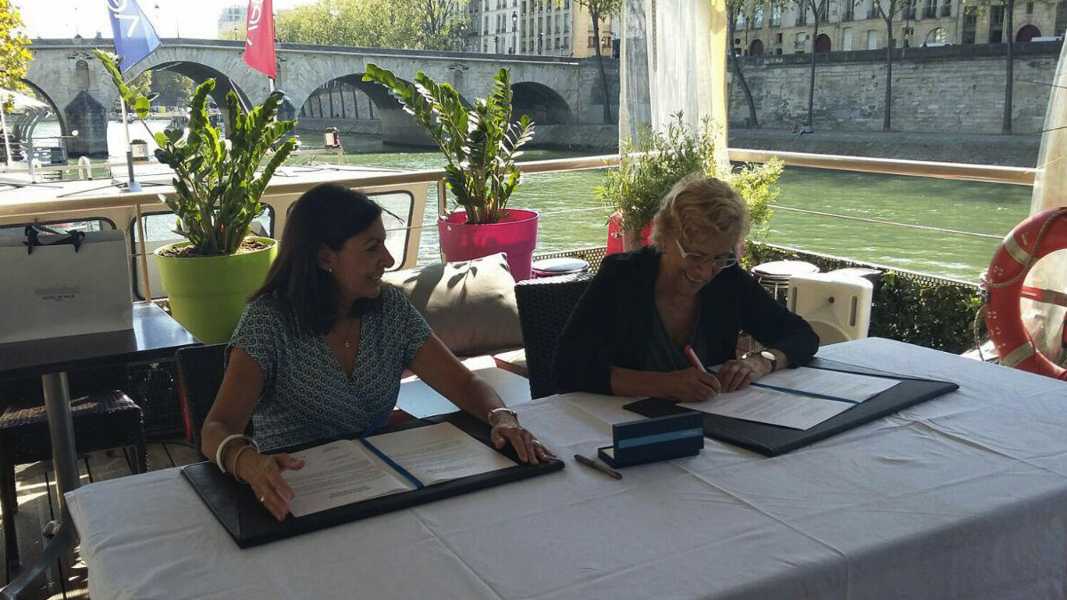 La alcaldesa de París, Anne Hidalgo, y la de Madrid, Manuela Carmena. (Foto: Madrid)