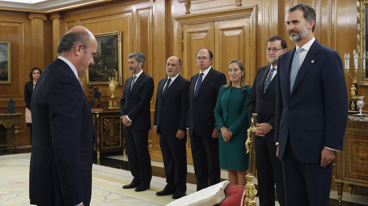 El ministro de EconomÌa, Industria y Competitividad, Luis de Guindos, jura su cargo ante el Rey. (Foto: EFE)