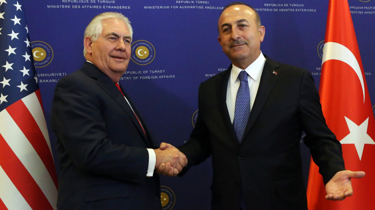 El secretario de Estado de EEUU, Rex Tillerson, con el ministro de Exteriores turco, Mevlut Cavusoglu. (AFP)