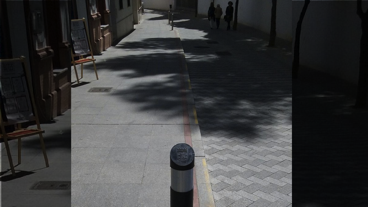Bolardos con el escudo de Madrid en una localidad cercana a Sevilla. (Foto: TW)