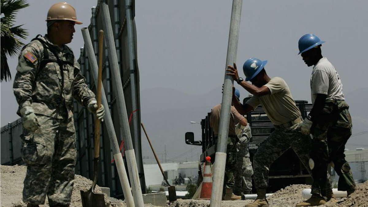 Miembros de la Guardia Nacional construyendo el muro en California en 2006 Foto: Getty