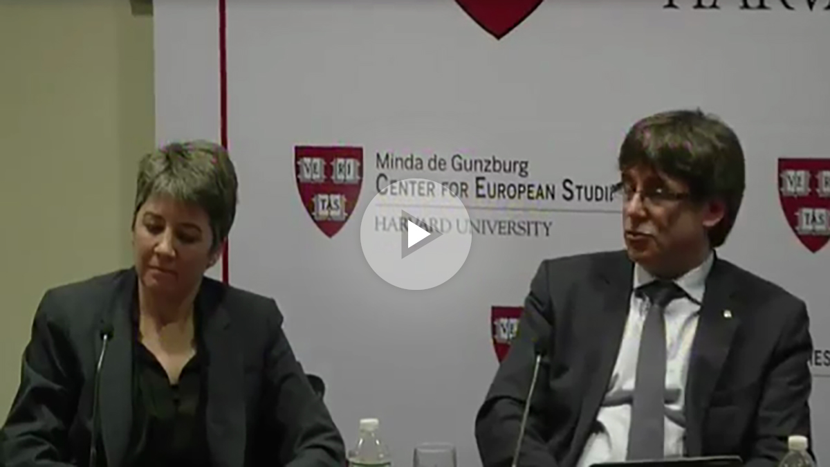 El presidente de la Generalitat, Carles Puigdemont, hace el ridículo en Harvard (Foto: Youtube)
