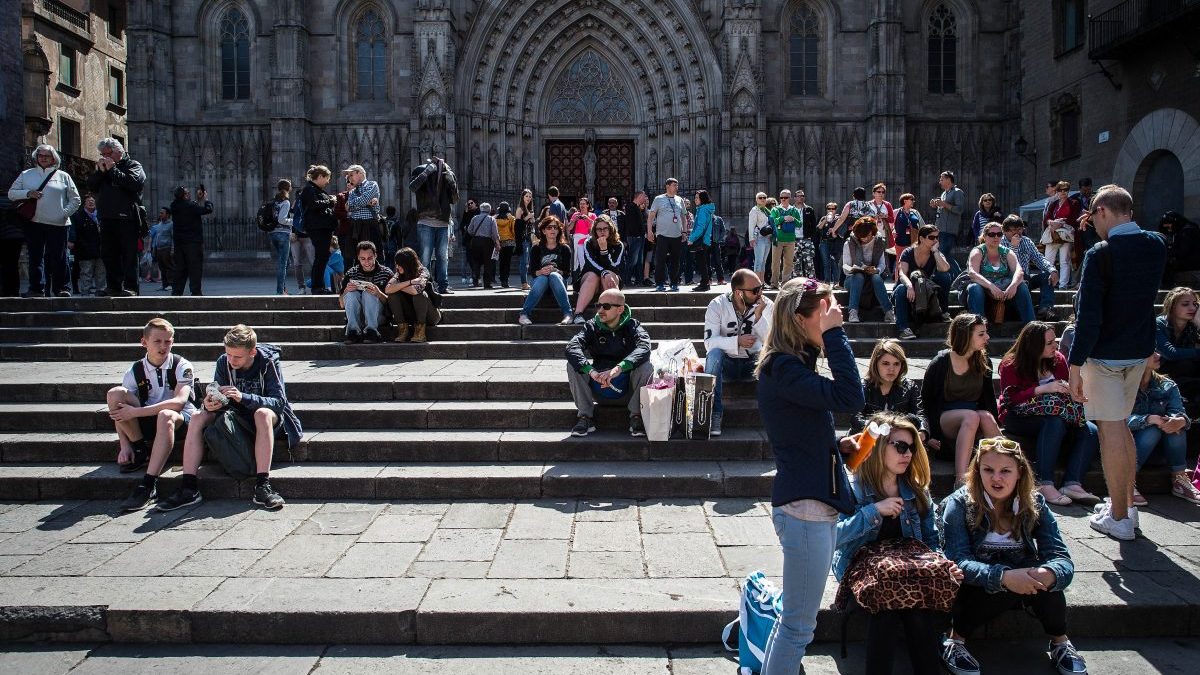 Turistas en la entrada de la Catedral de Barcelona (Foto: Getty)