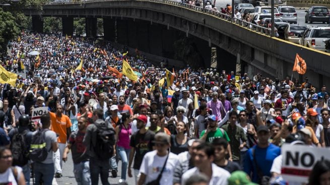 Varios diputados venezolanos entre los afectados por gases lacrimógenos durante la marcha de la oposición