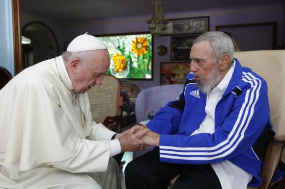 El Papa Francisco I se reúne con el dictador cubano Fidel Castro poco antes de fallecer. 
