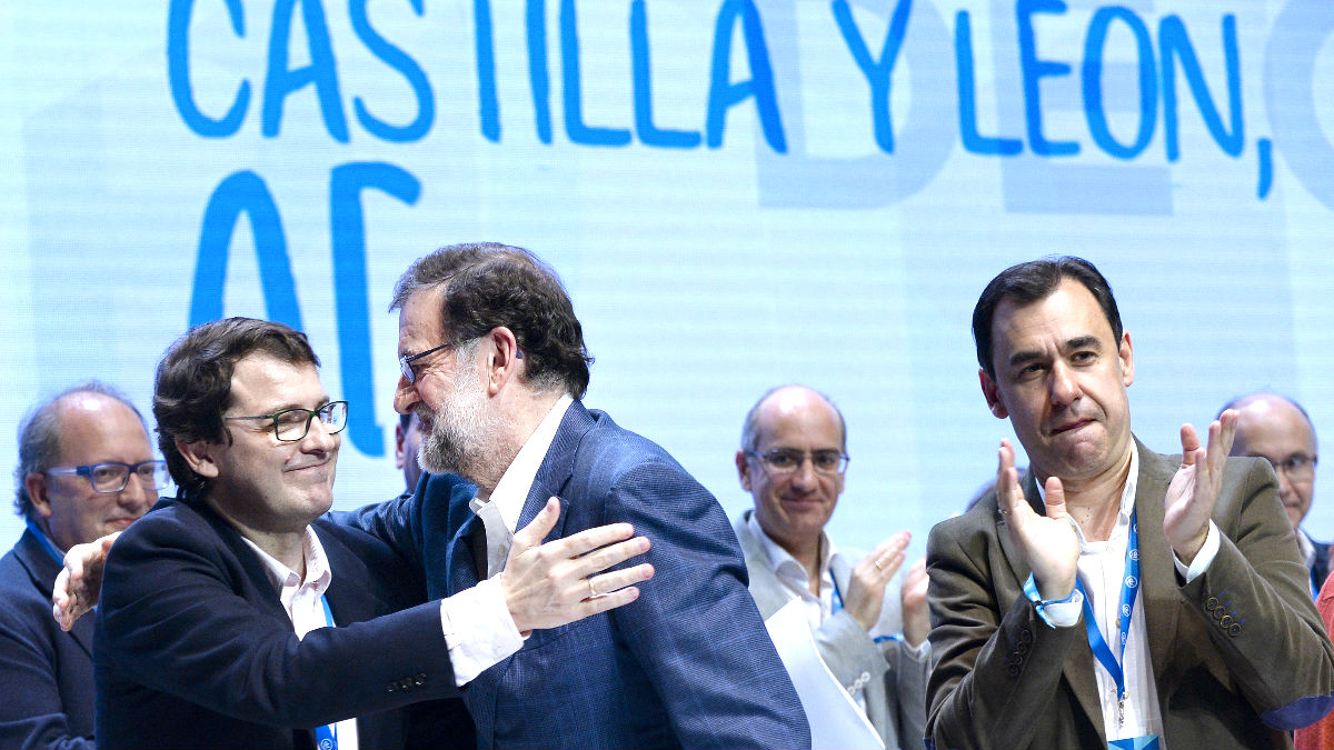 Rajoy felicita a Mañueco en presencia de Maillo (Foto: Efe).