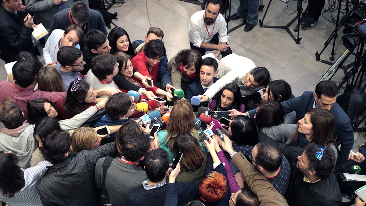 Susana Díaz responde a los periodistas a la salida del Comité Federal. (Fotos: Francisco Toledo)