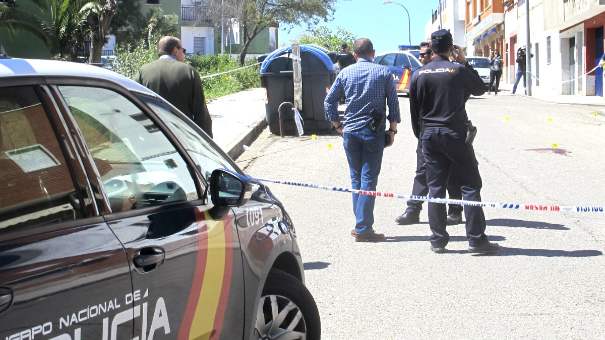 Agente de la Policía en la calle donde se produjo el tiroteo (Foto: Efe).