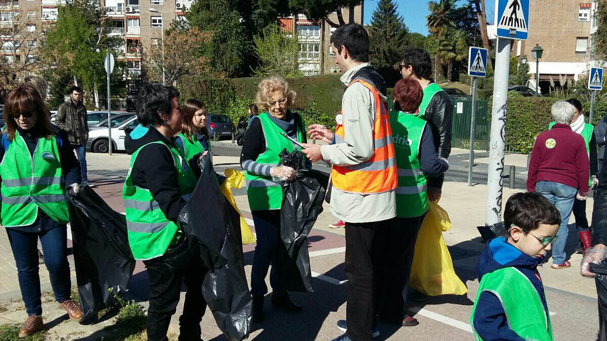 La alcaldesa de Madrid Manuela Carmena en la calle de La Rioja, en la Alameda de Osuna (Foto: Madrid.es)