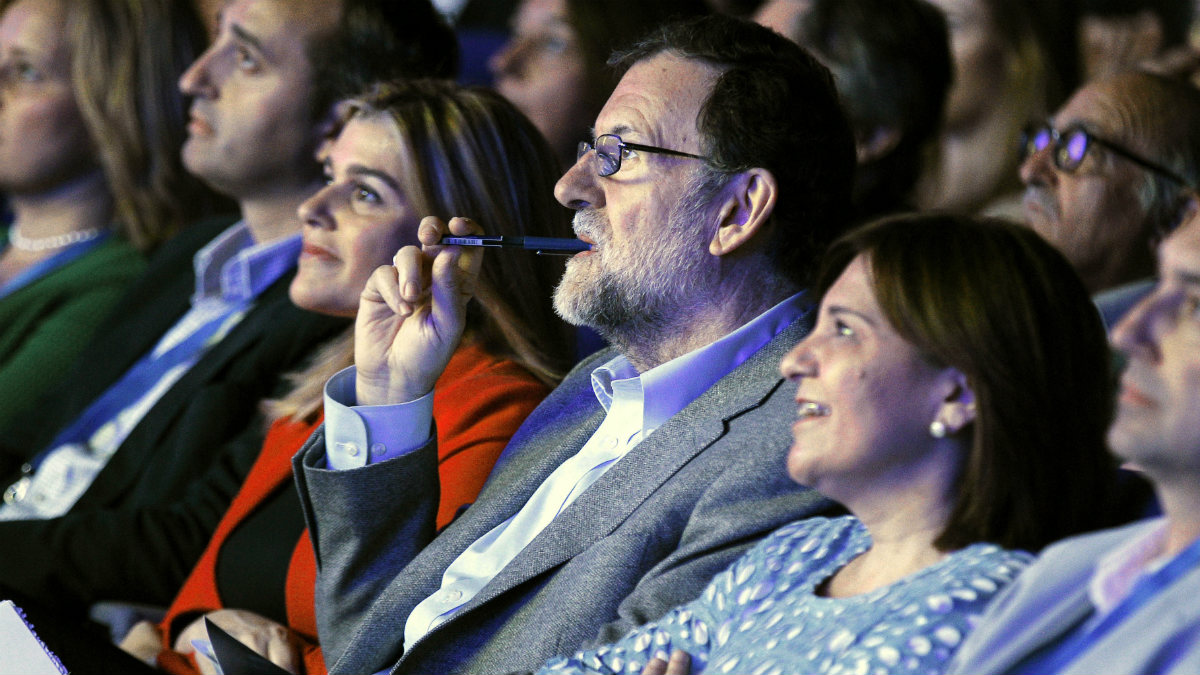 El presidente del Gobierno y del PP, Mariano Rajoy, y la presidenta del PP de la Comunitat Valenciana, Isabel Bonig, al inicio del acto de clausura del XIV congreso del PP-CV. (Foto:EFE)