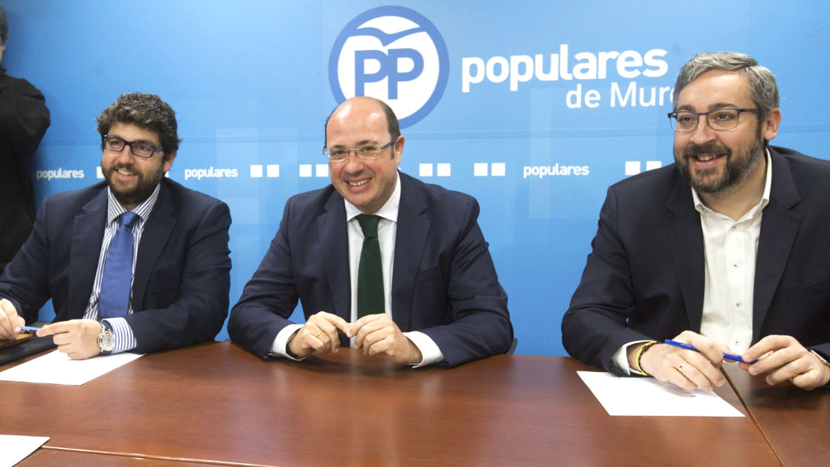 El presidente de la Región de Murcia, Pedro Antonio Sánchez (c), acompañado por el portavoz del grupo parlamentario popular en la Asamblea de Regional de Murcia, Víctor Martínez (d) (Foto: Efe)