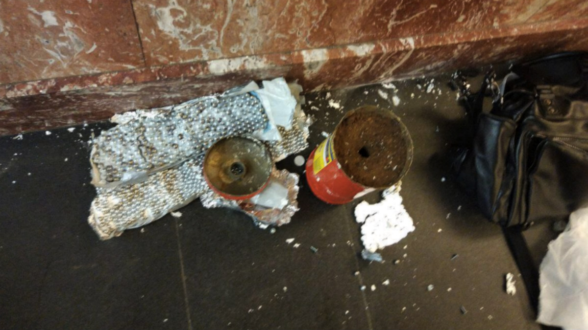 Artefacto casero halado en la estación de Metro de Ploshad Vosstaniya en San Petersburgo tras el atentado.