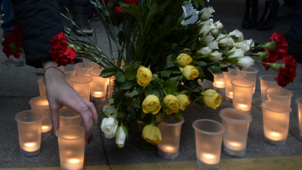 Velas y flores recuerdan a los muertos del atentado en el metro de San Petersburgo en el que al menos han muerto 11 personas (Foto:AFP)