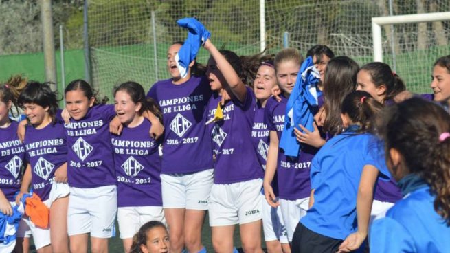Las niñas del AEM Lleida dan una lección de valores al fútbol