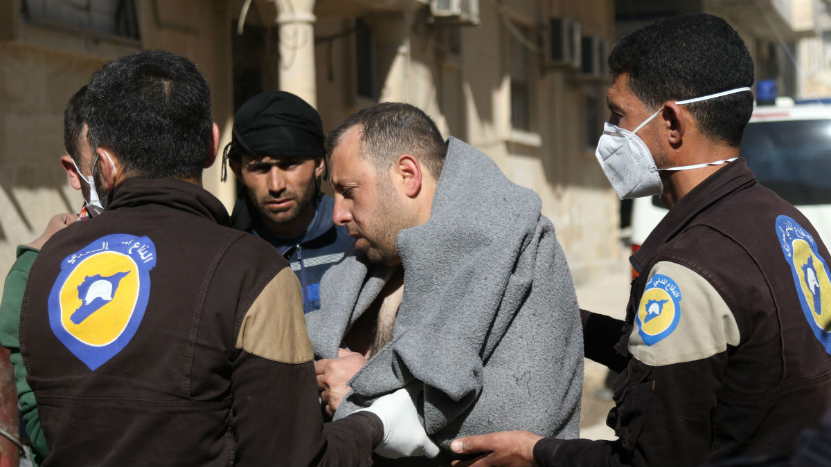 Un herido por el ataque químico en Idlib (Siria) es atendido por personal sanitario. (AFP)