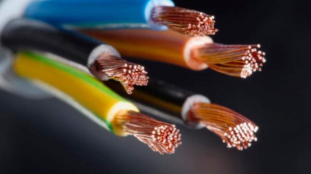 ¿Por qué los metales conducen tan bien la electricidad?