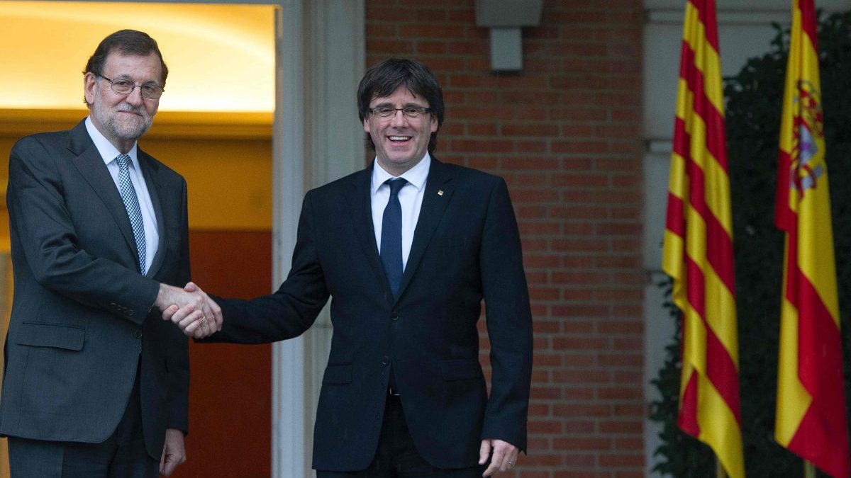 Carles Puigdemont y Mariano Rajoy juntos en una cita en Moncloa (Foto Getty)