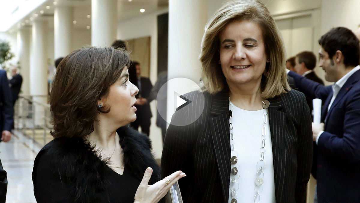 La vicepresidenta del Gobierno, Soraya Sáenz de Santamaría, con la ministra de Empleo, Fátima Báñez. (Foto: EFE)