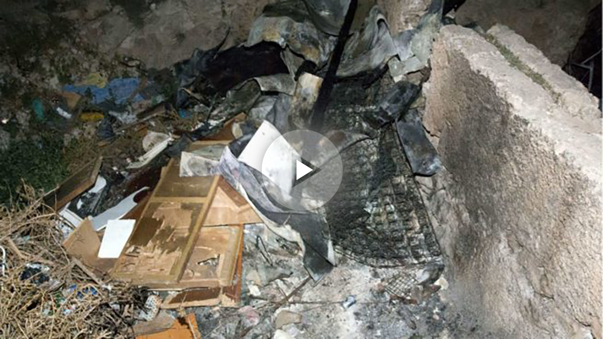 Estado en que quedó la casa cueva incendiada en Almería en la que han muerto dos niñas y un joven. (EFE)