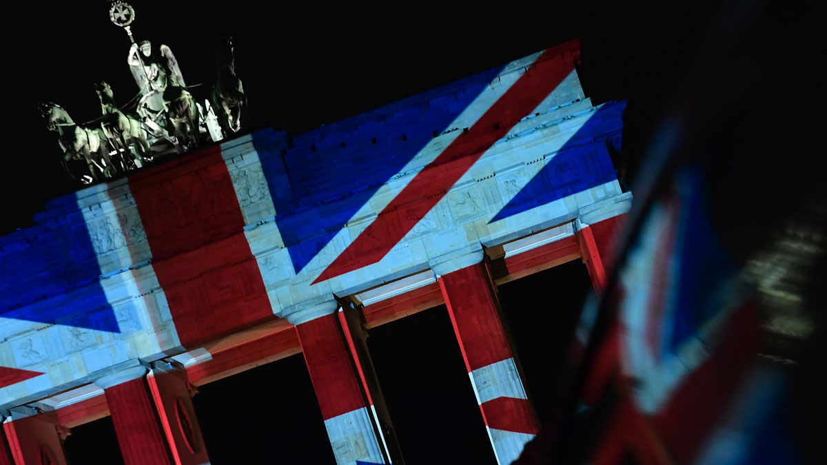 La Puerta de Brandeburgo iluminada con la bandera del Reino Unido tras el último atentado en Londres. (Foto: AFP)