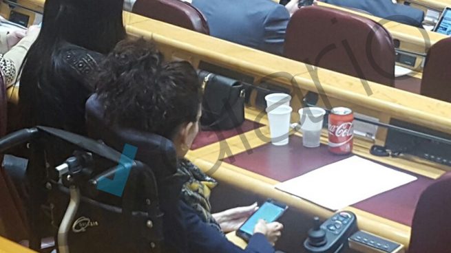 Otra senadora de Podemos pillada con Coca-Cola en la mesa del Senado