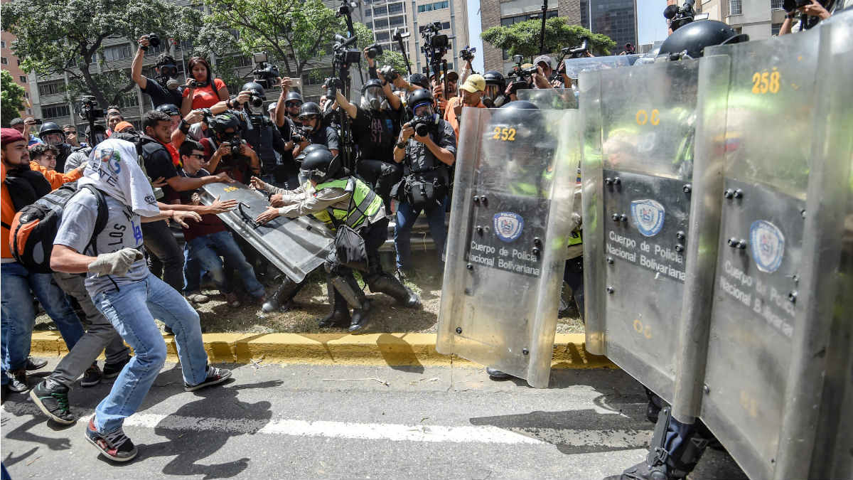 La policía reprime a los manifestantes en las calles de Caracas. (AFP)