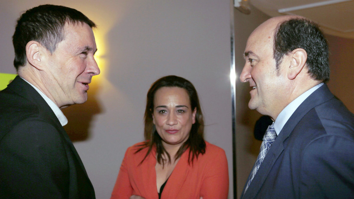 La representante del PSE, Rafaela Ortega, junto a Otegi (Bildu) y Ortuzar (PNV) en una imagen de archivo. (EFE)
