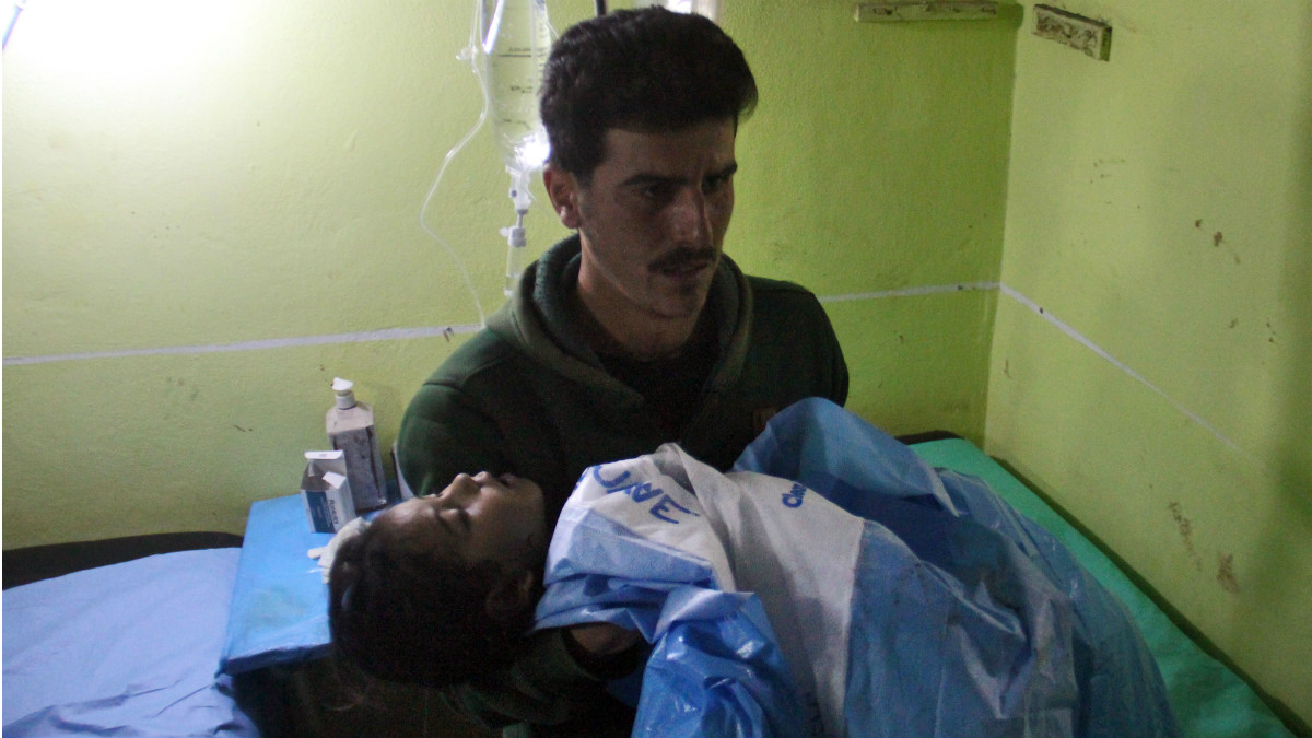 Al menos un centenar de muertos, de ellos 23 niños, tras el ataque químico en Idlib (Foto:AFP)
