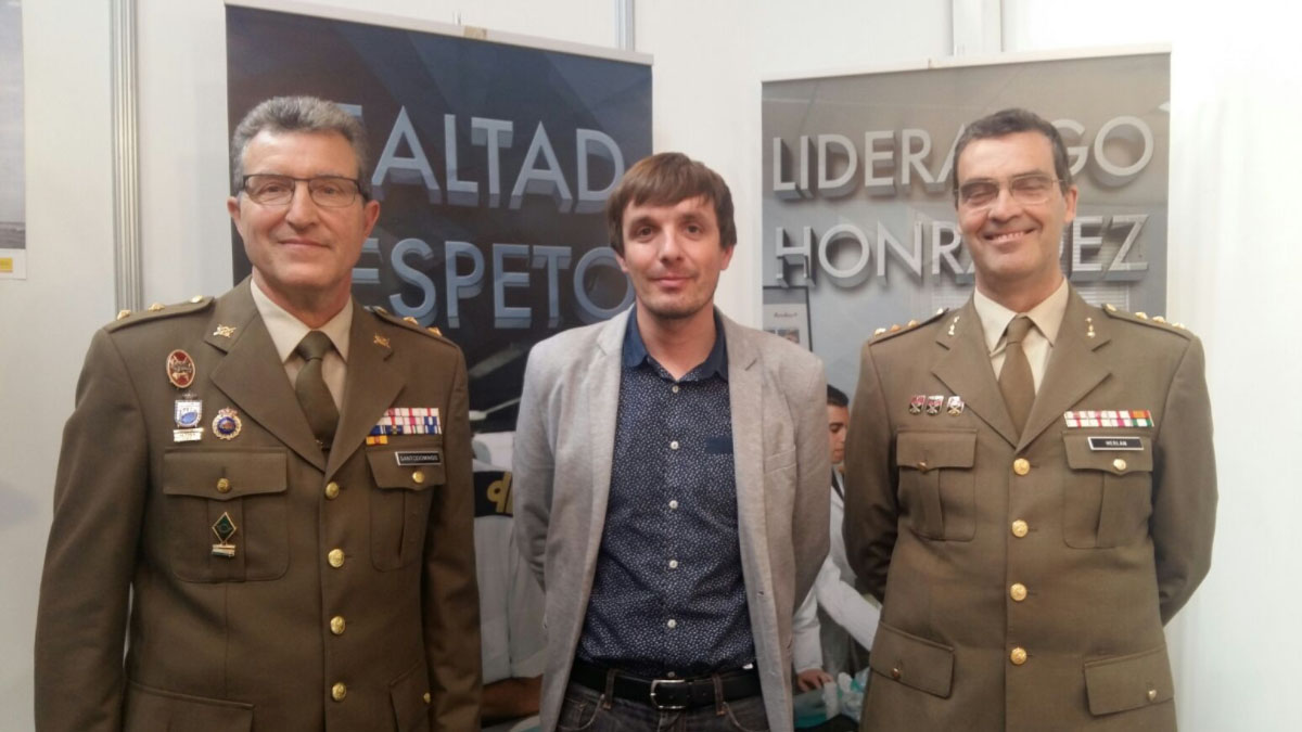 Héctor Amelló Montiú, portavoz de C’s en el Ayuntamiento de Figueras, posa junto a dos mandos militares en el stand del Ejército en ExpoJove.