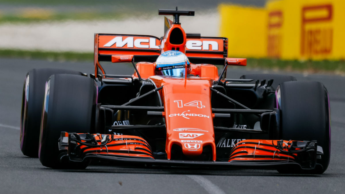 El McLaren-Honda voló sobre el circuito de Bahrein.