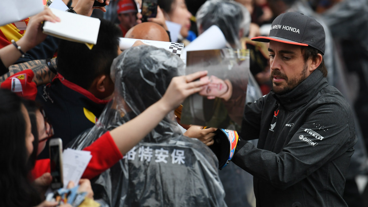 Fernando Alonso firma autógrafos en Shanghai. (AFP)