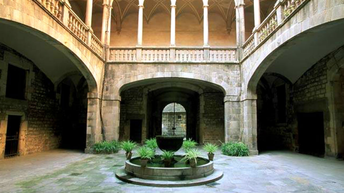 Patio central de la sede del Archivo de la Corona de Aragón, en Barcelona.