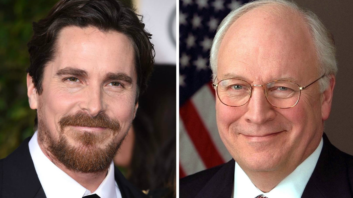 El actor Christian Bale (izqda) junto una foto del ex vicepresidente al que dará vida, Dick Cheney.