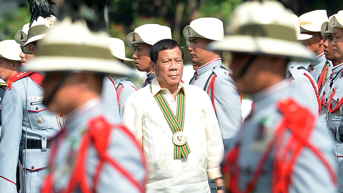 El presidente filipino, Rodrigo Duterte, pasa revista a sus tropas en su 120 aniversario, en Manila. (AFP)