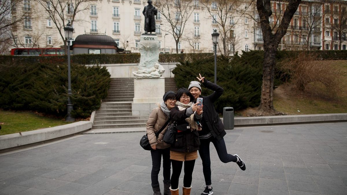 Turistas fotografiándose en el Museo del Prado de Madrid (Foto: Getty)