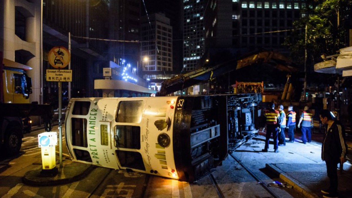 El tranvía accidentado en medio de una calle principal de Hong Kong. Foto: AFP