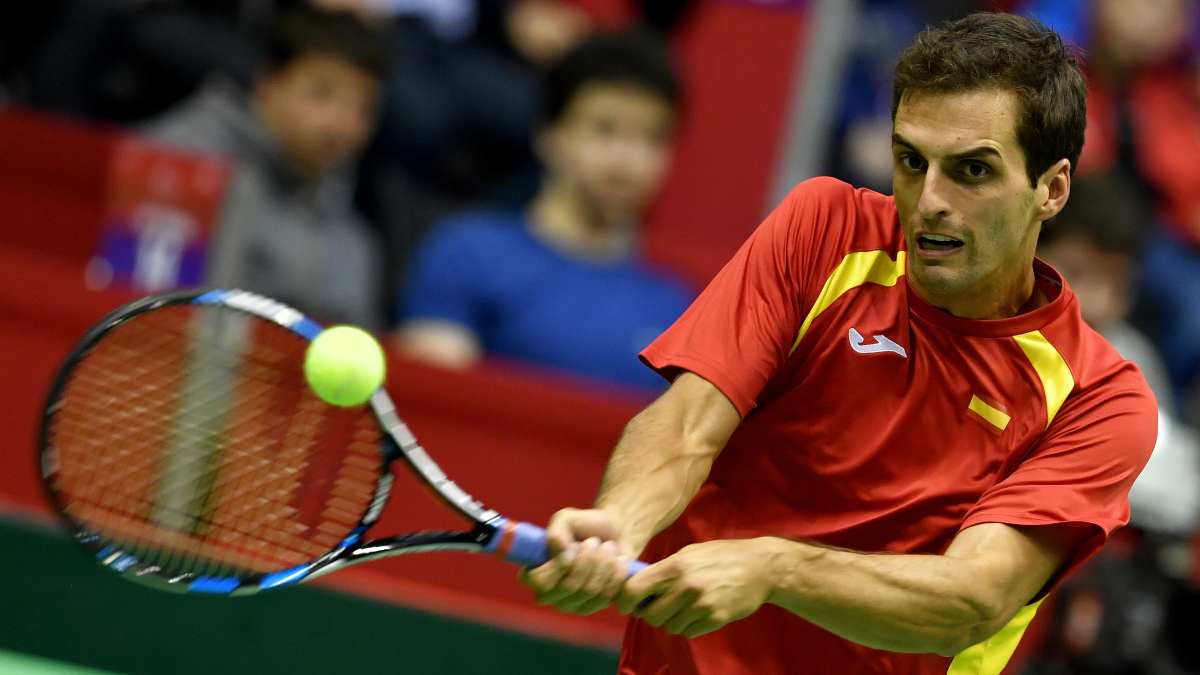 Albert Ramos devuelve una pelota en su partido frente a Djokovic. (AFP)