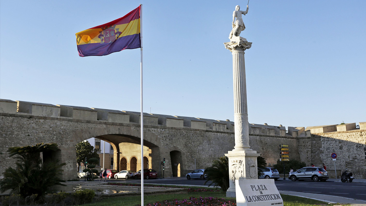 Bandera republicana en la Plaza de la Constitución de Cádiz en abril de 2017. (Foto: EFE)