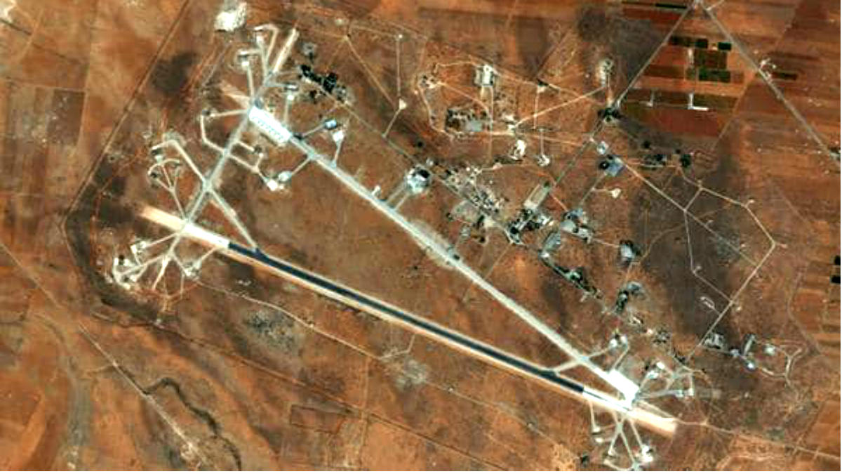 Vista aérea de la base aérea siria de Al Shayrat, atacada por EEUU.
