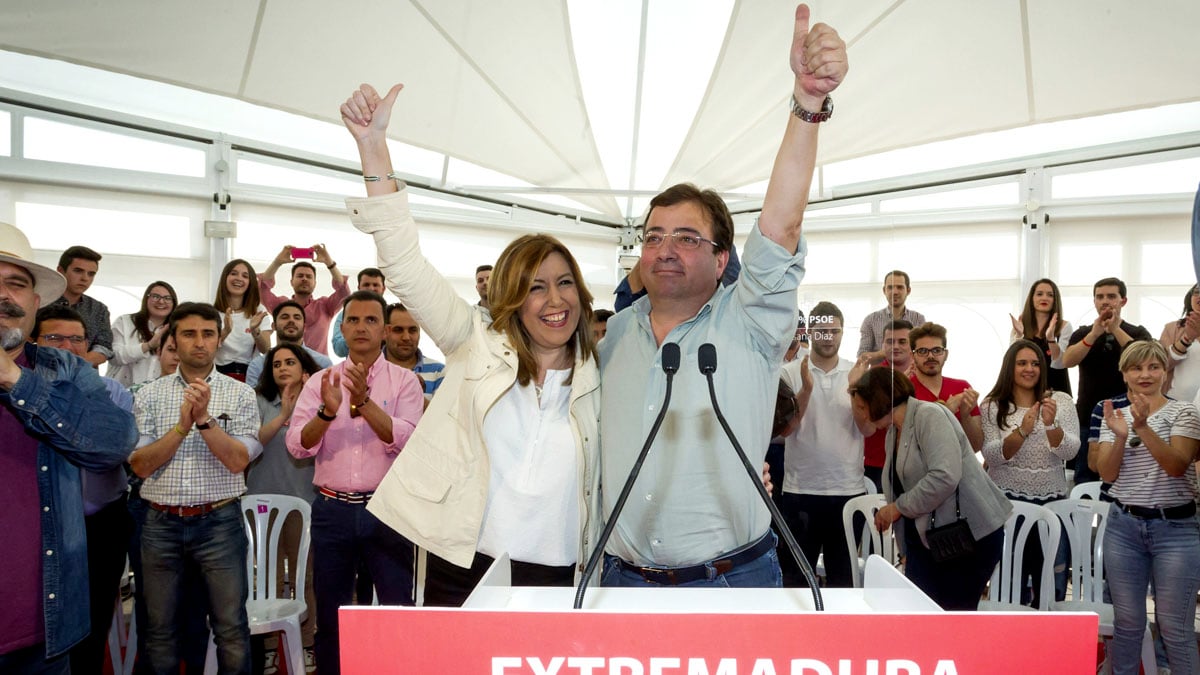 Susana Díaz y Guillermo Fernández Vara durante el acto en Mérida. (Foto: EFE)