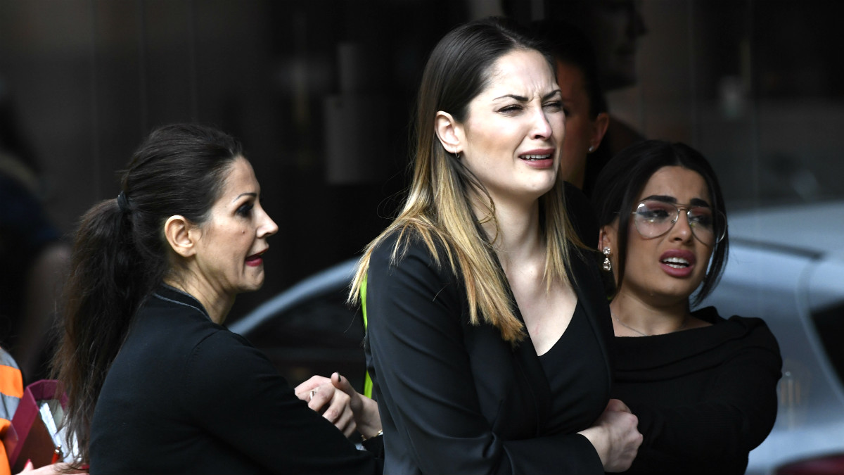 Testigos presenciales del atentado de Estocolmo huyen del lugar de los hechos. (AFP)