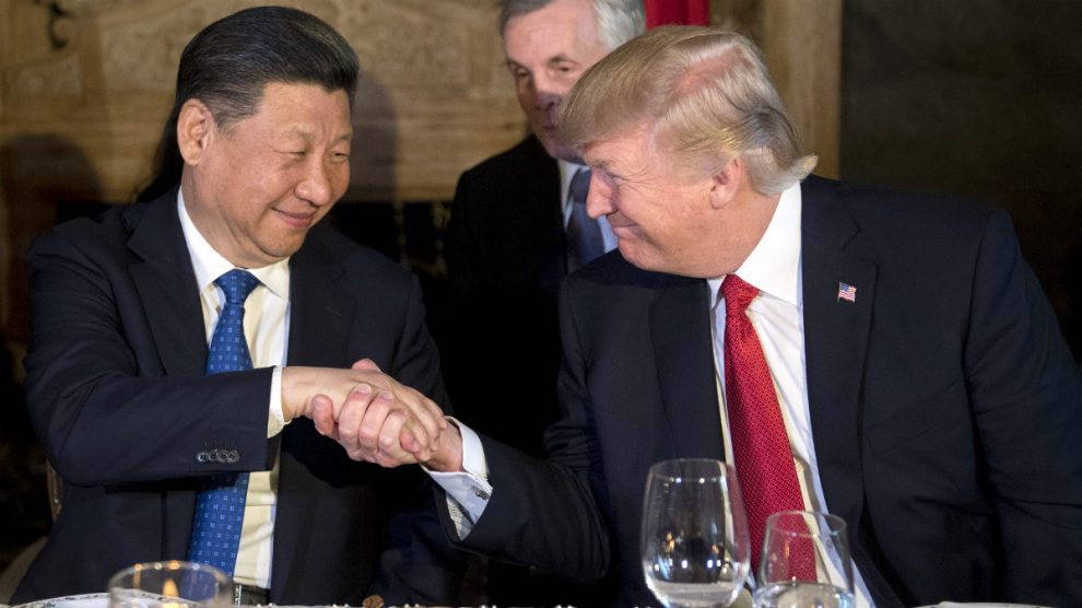 Xi Jinping y Donald Trump en la cena ofrecida por el estadounidense al chino en su mansión de Mar-a-Lago (Florida). (AFP)
