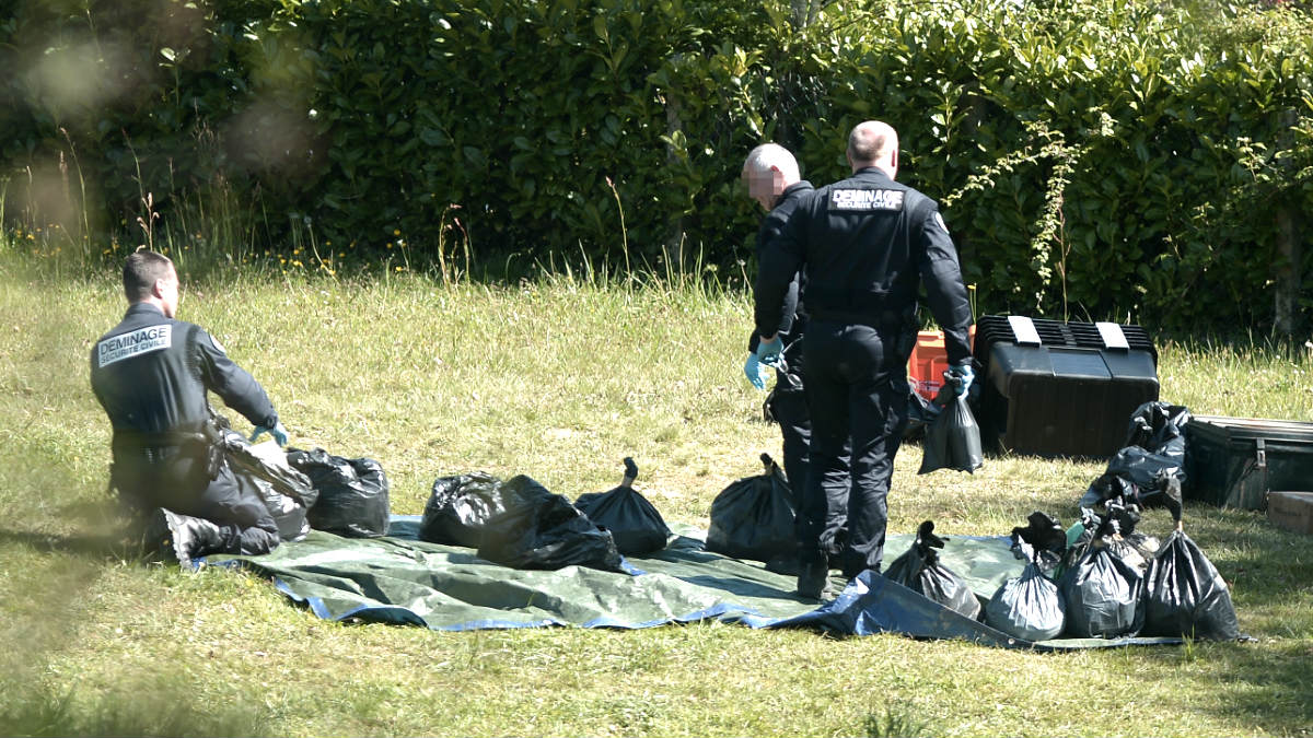 Policías franceses inspeccionan las armas  de ETA (Foto: AFP).