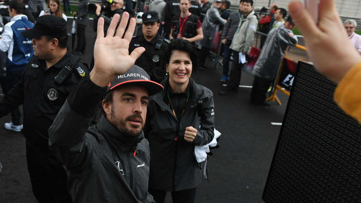 Fernando Alonso saluda a los fans en el GP de China. (AFP)