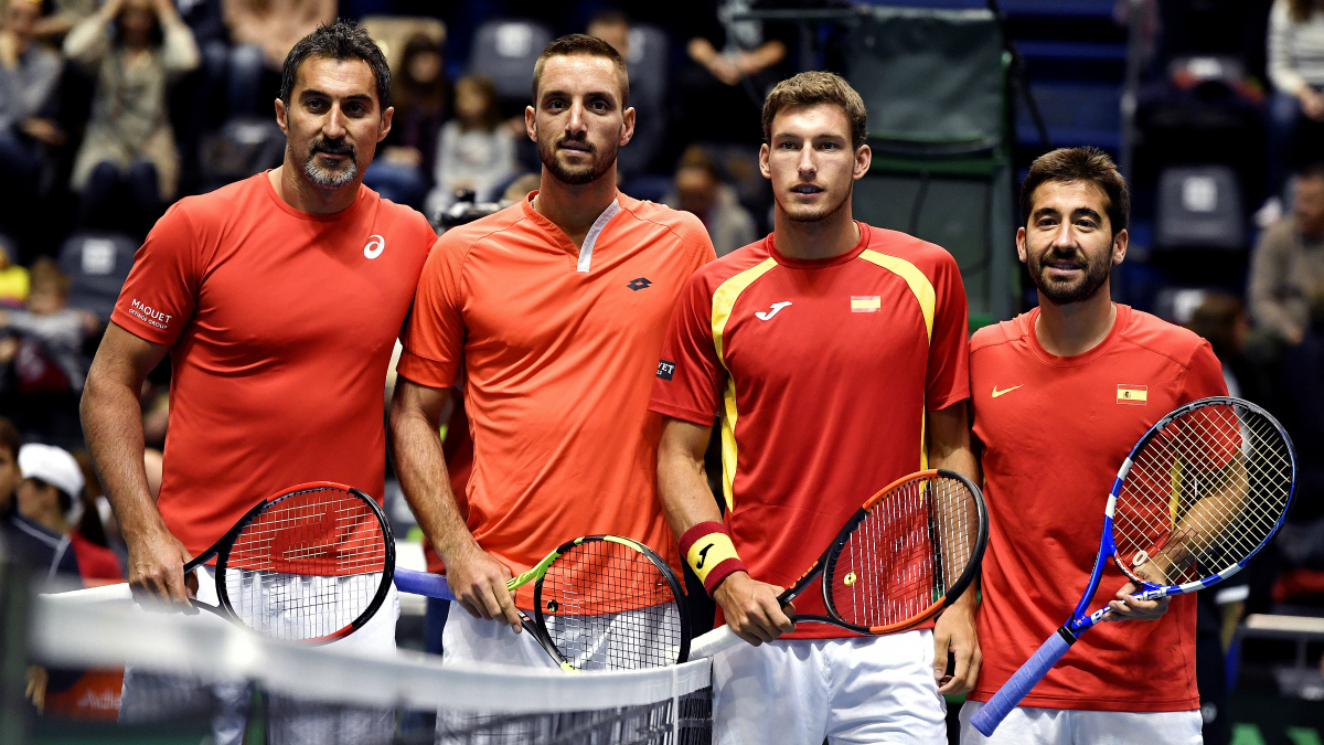 La pareja española de Copa Davis posa junto a sus rivales antes del partido. (AFP)