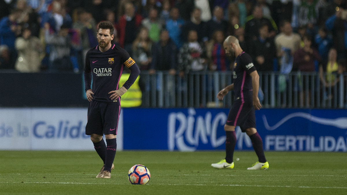 Messi, cabizbajo tras el gol del Málaga. (AFP)