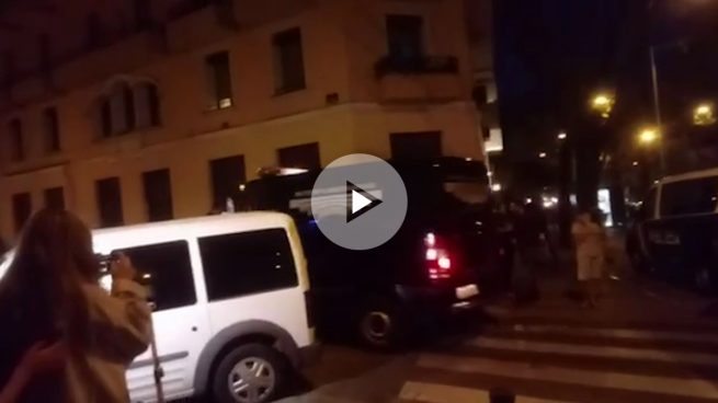 Una multitud de ciudadanos despidió a Carme Chacón en su domicilio de Madrid