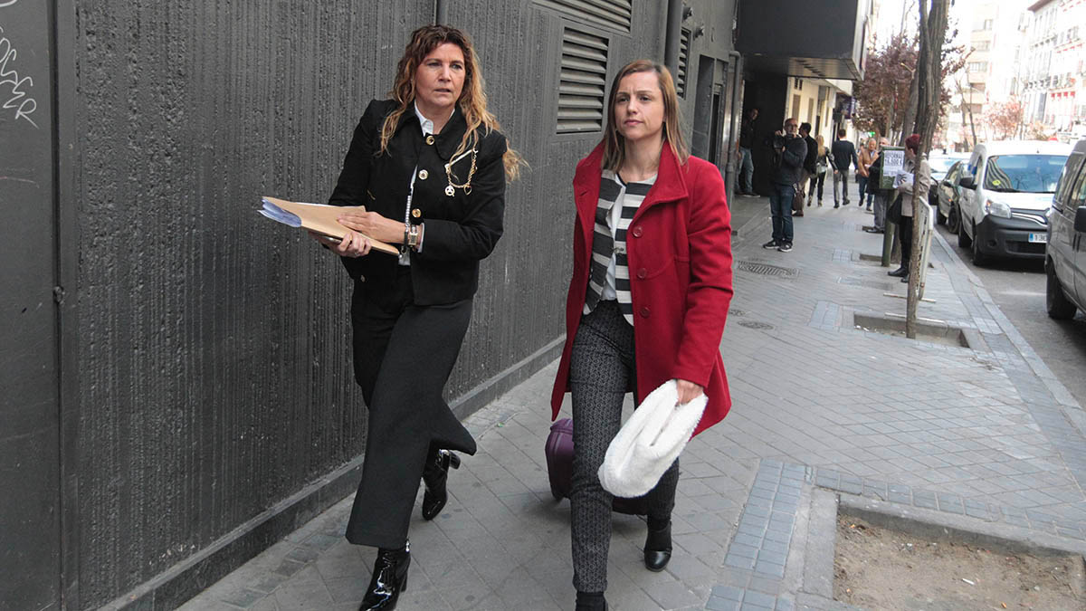 La abogada de Pablo Iglesias, Marta Flor Núñez García, a la derecha con chaqueta roja a la salida del juicio (Foto: OKDIARIO).